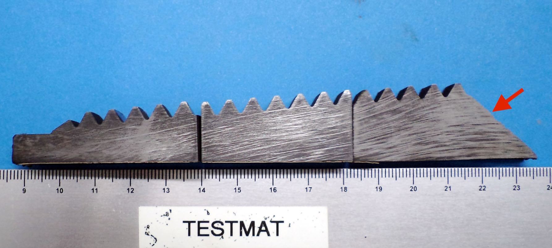 Ensaio Macrográfico indica o fibramento de um Drill Pipe (Tubo de Perfuração) onde é possível verificar o fibramento do material e seu corte na usinagem da rosca. Ataque: HCl. Aumento: 5x